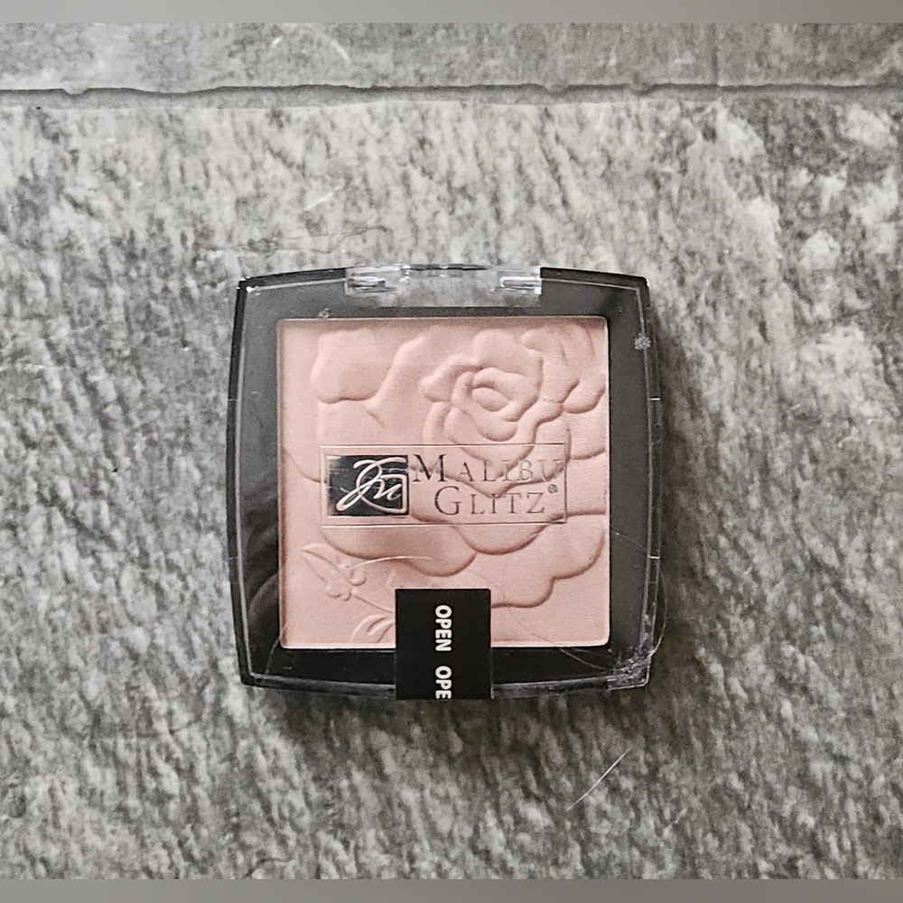 Malibu Glitz Luminous Pressed Powder- #4 Toast BNIB